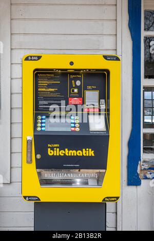 Istanbul, Turchia - 30 Aralık 2018 ; Istanbul Metropolitan Municipality Istanbul Travel Card carry carloading machines in Beykoz District Kullica ferry Foto Stock