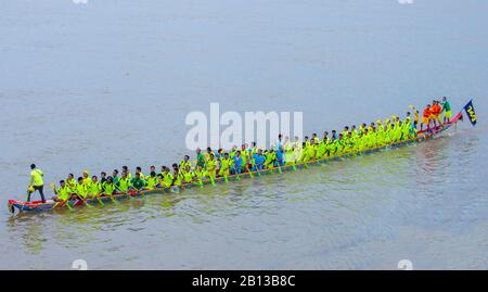 Corsa in barca sul fiume Tonle SAP a Phnom Penh Cambogia Foto Stock