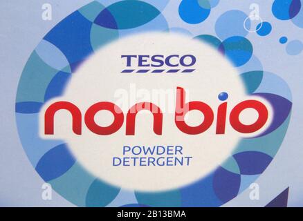 L'etichetta su una scatola di marca Tesco non BIO Powder detergente per lavare i vestiti Foto Stock