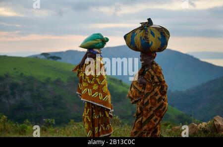 Donne con abbigliamento tradizionale, Burundi, Africa Foto Stock