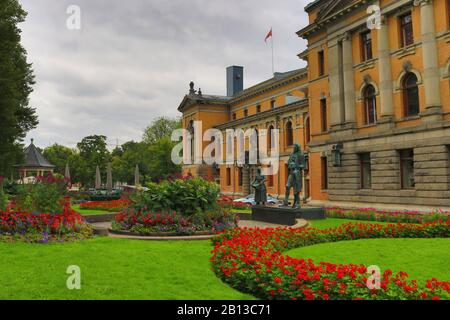 Studenterlunden Park con il Teatro Nazionale nel centro di Oslo, Norvegia. Foto Stock