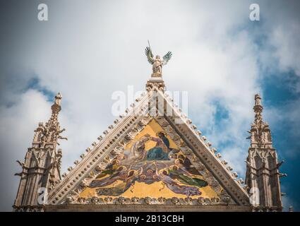 Duomo di Siena / Duomo di Siena, Italia, sopra il cielo drammatico Foto Stock