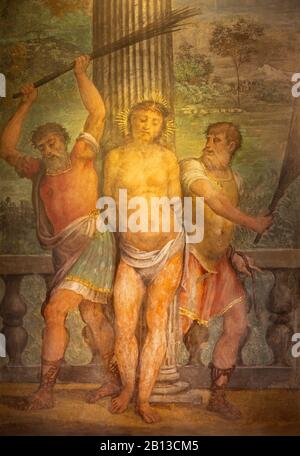 Bologna, ITALIA - 3 FEBBRAIO 2020: Flagellazione di Gesù affresco nella chiesa barocca di San Michele in Bosco di Bartolomeo Ramenghi dal 15. Cent. Foto Stock