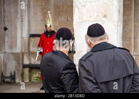 Due uomini ebrei asidici ammirano una guardia in parata nella Parata di Horseguard Foto Stock