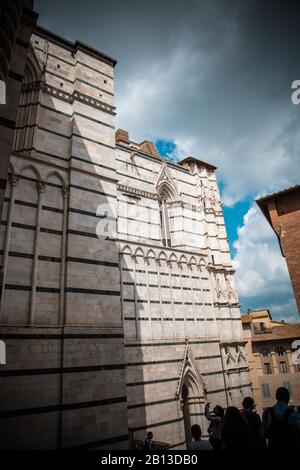 Facciata della Cattedrale di Siena dettaglio / Facciata particolare della Cattedrale Metropolitana di Santa Maria Assunta Foto Stock