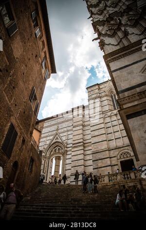 Facciata della Cattedrale di Siena dettaglio / Facciata particolare della Cattedrale Metropolitana di Santa Maria Assunta Foto Stock