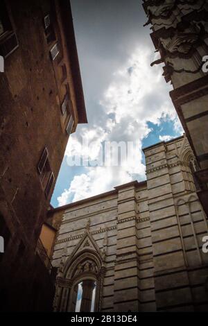 Facciata della Cattedrale di Siena dettaglio / Facciata particolare della Cattedrale Metropolitana di Santa Maria Assunta Foto Stock