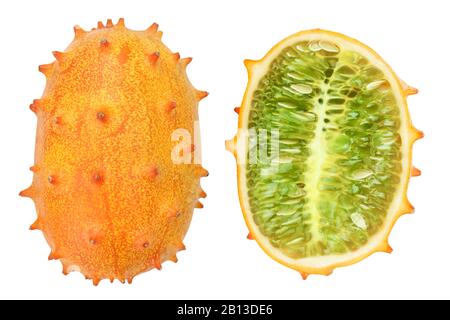 Kiwano o melone cornuto e mezzo isolato su sfondo bianco. Vista dall'alto. Disposizione piatta. Foto Stock