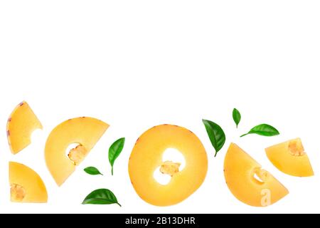 Pepino freschi fette di frutta con foglie isolati su sfondo bianco. Vista superiore, piatto laici. Foto Stock