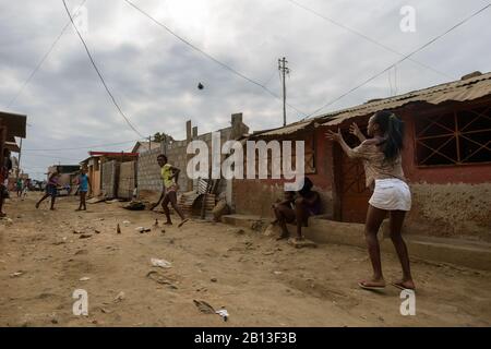 Vita in Rangel Bairro, un museq, slum di Luanda, Angola, Africa Foto Stock