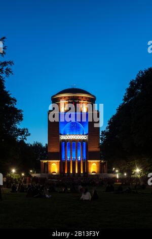 Planetario illuminato colorato presso il parco cittadino, Barmbek, Amburgo, Germania Foto Stock