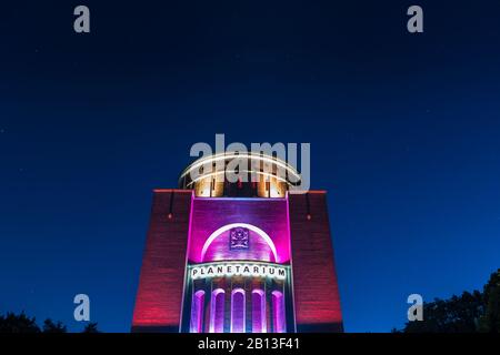 Planetario illuminato colorato presso il parco cittadino, Barmbek, Amburgo, Germania Foto Stock