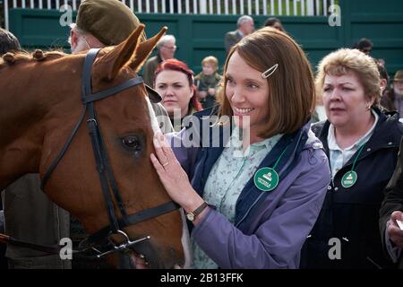 DATA di uscita: 1 maggio 2020 TITOLO: Dream Horse CASA DI PRODUZIONE: Lionsgate DIRETTORE: Euro Lyn TRAMA: Jan, un pulitore e barman, decide di razza un cavallo di corsa nel suo villaggio gallese. Mentre il cavallo sale attraverso i ranghi, Jan e i cittadini sono schierati contro l'élite da corsa in una gara per il campionato nazionale. Starring: Toni COLLETTE come Jan Vokes. (Immagine Di Credito: © Lionsgate/Entertainment Pictures) Foto Stock