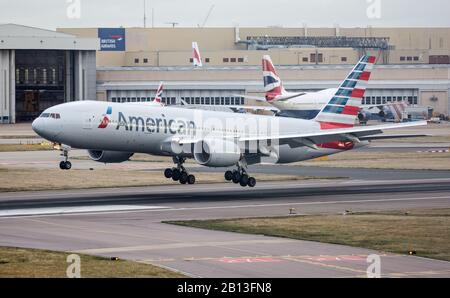 Aeromobili Boeing 777 di American Airlines in avvicinamento alla pista meridionale dell'aeroporto di Heathrow Foto Stock