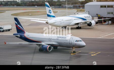 Aeroflot Russian Airlines Airbus A320 In avvicinamento alla pista sud dell'aeroporto di Londra Heathrow - Elal Boeing 787 Dreamliner in backgroun Foto Stock