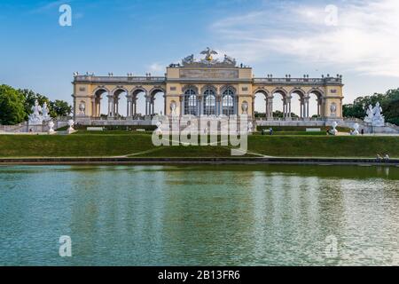 Il padiglione di Gloriette in cima ad una collina nei giardini del Palazzo di Schonbrunn a Vienna Foto Stock