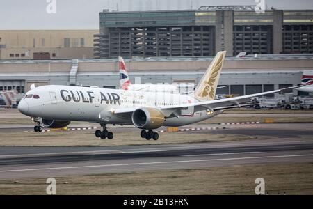 Gulf Air Boeing 787 Dreamliner Aircraft in avvicinamento alla pista sud dell'aeroporto di Londra Heathrow Foto Stock