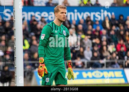 Swansea, Regno Unito. 22nd Feb, 2020. Il portiere di Huddersfield Town Jonas Lossl si affaccia. EFL Skybet Championship Match, Swansea City/Huddersfield Town al Liberty Stadium di Swansea, Galles del Sud, sabato 22nd febbraio 2020. Questa immagine può essere utilizzata solo a scopo editoriale. Solo uso editoriale, licenza richiesta per uso commerciale. Nessun utilizzo nelle scommesse, nei giochi o nelle singole pubblicazioni club/campionato/giocatore. PIC by Lewis Mitchell/Andrew Orchard sports photography/Alamy Live News Credit: Andrew Orchard sports photography/Alamy Live News Foto Stock