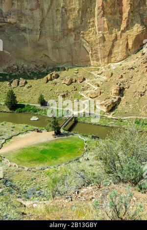 Passerella attraverso il fiume Crooked in Smith Rock state Park, Oregon, Stati Uniti Foto Stock