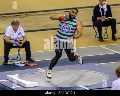 Glasgow, Scozia, Regno Unito. 22nd Feb, 2020. Youcef Zatat (Woodford Green) in azione durante il tiro maschile messo finale, durante il giorno 1 del Glasgow 2020 SPAR British Athletics Indoor Championships, presso la Emirates Arena. Credito: Iain Mcguinness/Alamy Live News Foto Stock