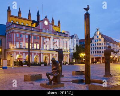 Municipio Sulla Piazza Del Nuovo Mercato Con Fontana Di Nettuno A Rostock, Mecklenburg-Vorpommern, Germania Foto Stock