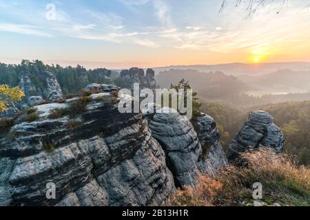 Vista dal bastione sulle piccole rocce d'oca all'alba, Elbe Arenaria Montagne, Sassonia, Germania Foto Stock