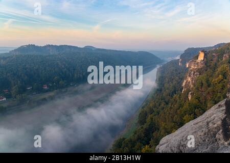 Vista dal Bastei sul fiume Elba, Elbe Arenaria Montagne, Sassonia, Germania Foto Stock