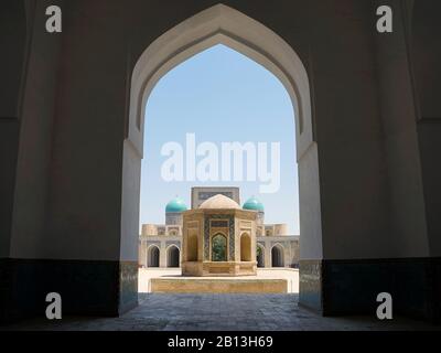 Vista sul cortile interno della moschea di Kalan, parte del complesso po-i-Kalyan a Bukhara, Uzbekistan Foto Stock