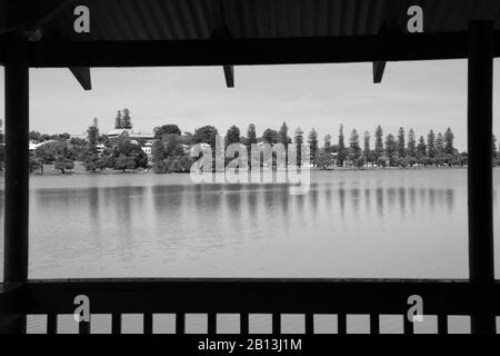 Immagine in bianco e nero di una vista sul Lago Monger a Perth, Australia Occidentale. Foto Stock