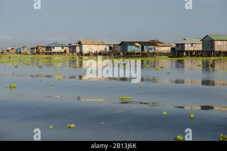 Il villaggio galleggiante di Ganvié, Benin, Africa Foto Stock