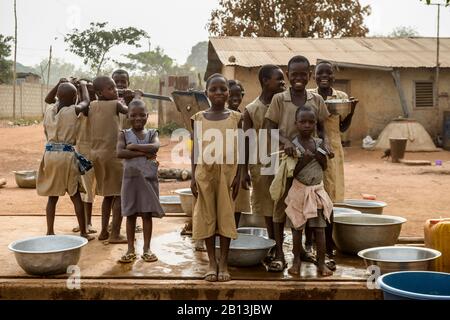 Raccolta di acqua nel Benin settentrionale, Africa Foto Stock