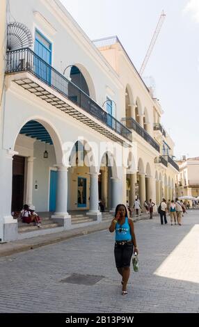 Ragazza che cammina su una strada a l'Avana Vecchia, Cuba Foto Stock