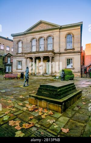 Sculture Di George Fullard, Upper Chapel Unarial Church, Sheffield, Yorkshire, Inghilterra, Regno Unito Foto Stock