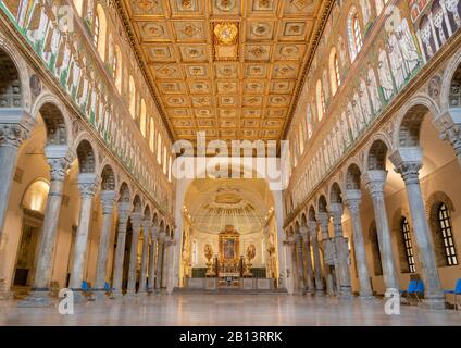 Ravenna, ITALIA - 28 GENNAIO 2020: La navata della chiesa Basilica di Sant'Apolinare nuovo dal 6. Cent. Foto Stock