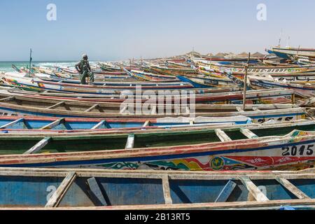 Pescatori, peddlers, barche al famoso mercato del pesce di Nouakchott Foto Stock