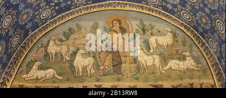 Ravenna, ITALIA - 28 GENNAIO 2020: Il mosaico di Gesù come Buon Pastore nel Mausoleo di Galla Placidia del 5. Sec. Foto Stock