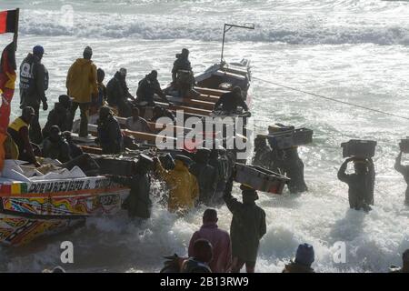 Pescatori, peddlers, barche al famoso mercato del pesce di Nouakchott Foto Stock