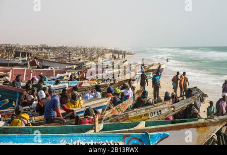 Pescatori, peddlers, barche al famoso mercato del pesce di Nouakchott Foto Stock