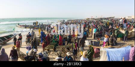 Pescatori, peddlers, barche al famoso mercato del pesce di Nouakchott Foto Stock