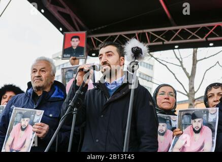 Hanau, Germania. 22nd Feb, 2020. I membri delle famiglie delle vittime del tiro di Hanau si sono rivolgere alla manifestazione. Diverse migliaia di persone hanno marciato attraverso Hanau tre giorni dopo Le Sparatorie di Hanau, per ricordare le vittime e per protestare contro l'ascesa del fascismo e del razzismo in Germania. (Foto Di Michael Debets/Pacific Press) Credit: Pacific Press Agency/Alamy Live News Foto Stock