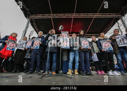 Hanau, Germania. 22nd Feb, 2020. I membri delle famiglie delle vittime del tiro di Hanau si sono rivolgere alla manifestazione. Diverse migliaia di persone hanno marciato attraverso Hanau tre giorni dopo Le Sparatorie di Hanau, per ricordare le vittime e per protestare contro l'ascesa del fascismo e del razzismo in Germania. (Foto Di Michael Debets/Pacific Press) Credit: Pacific Press Agency/Alamy Live News Foto Stock