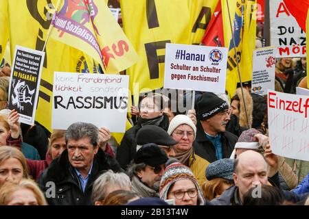 Hanau, Germania. 22nd Feb, 2020. I manifestanti si levano in piedi con bandiere e cartelli al rally di apertura. Diverse migliaia di persone hanno marciato attraverso Hanau tre giorni dopo Le Sparatorie di Hanau, per ricordare le vittime e per protestare contro l'ascesa del fascismo e del razzismo in Germania. (Foto Di Michael Debets/Pacific Press) Credit: Pacific Press Agency/Alamy Live News Foto Stock