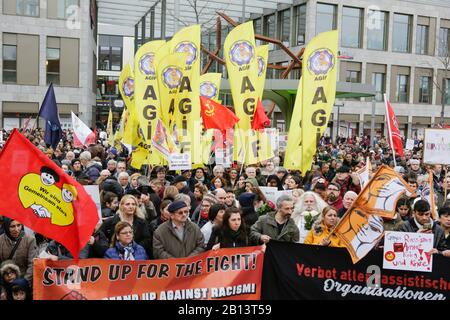 Hanau, Germania. 22nd Feb, 2020. I manifestanti si levano in piedi con bandiere e cartelli al rally di apertura. Diverse migliaia di persone hanno marciato attraverso Hanau tre giorni dopo Le Sparatorie di Hanau, per ricordare le vittime e per protestare contro l'ascesa del fascismo e del razzismo in Germania. (Foto Di Michael Debets/Pacific Press) Credit: Pacific Press Agency/Alamy Live News Foto Stock