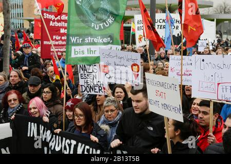 Hanau, Germania. 22nd Feb, 2020. I manifestanti si levano in piedi con bandiere e cartelli al rally di apertura. Diverse migliaia di persone hanno marciato attraverso Hanau tre giorni dopo Le Sparatorie di Hanau, per ricordare le vittime e per protestare contro l'ascesa del fascismo e del razzismo in Germania. (Foto Di Michael Debets/Pacific Press) Credit: Pacific Press Agency/Alamy Live News Foto Stock