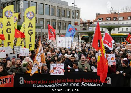 Hanau, Germania. 22nd Feb, 2020. I manifestanti si levano in piedi con bandiere e cartelli al rally di apertura. Diverse migliaia di persone hanno marciato attraverso Hanau tre giorni dopo Le Sparatorie di Hanau, per ricordare le vittime e per protestare contro l'ascesa del fascismo e del razzismo in Germania. (Foto Di Michael Debets/Pacific Press) Credit: Pacific Press Agency/Alamy Live News Foto Stock