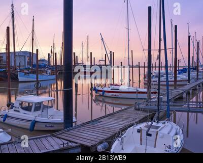 Porto Di Ditzum Sul Fiume Ems, Ditzum, Jemgum, Frisia Orientale, Bassa Sassonia, Germania Foto Stock