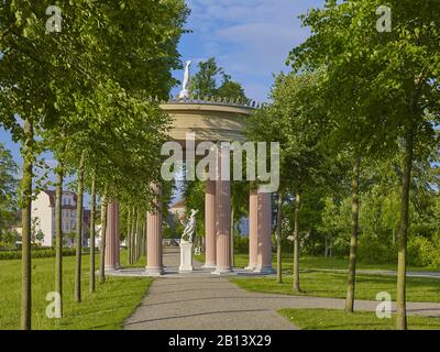 Tempio di sollevamento nel parco del castello di Neustrelitz, Mecklenburg-Vorpommern, Germania Foto Stock