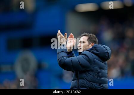 Londra, Regno Unito. 22nd Feb, 2020. Il manager del Chelsea Frank Lampard celebra dopo la partita della Premier League London Derby tra Chelsea e Tottenham Hotspur allo stadio Stamford Bridge di Londra, in Gran Bretagna, il 22 febbraio 2020. Credit: Han Yan/Xinhua/Alamy Live News Foto Stock