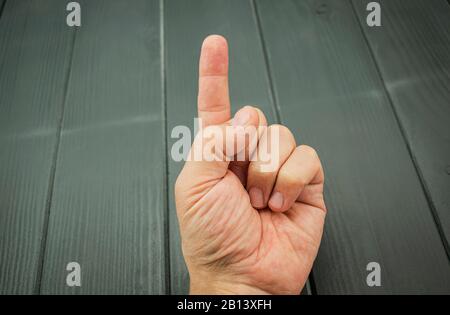 Il dito indice si estende in una mano prima di un uomo bianco caucasico Foto Stock