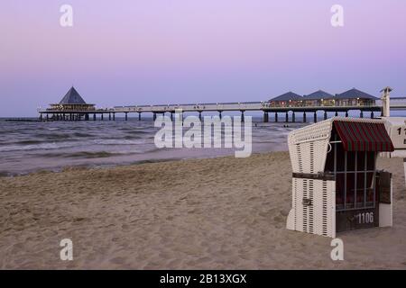 Molo nella località baltica Heringsdorf, Usedom, Mecklenburg-Vorpommern, Germania Foto Stock